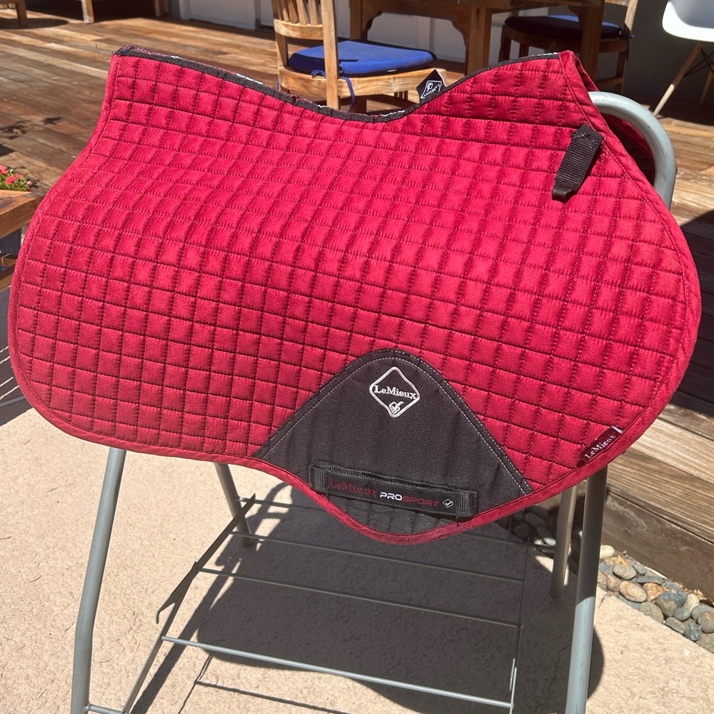 LeMieux suede close contact saddle pad, Mulberry